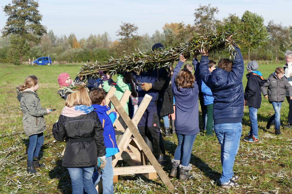 (c) NABU Grefrath (Karl-Heinz Hengsten, Franz Miertz) Schüler beim Binden von Weidenholzfaschinen