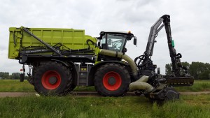 Schlepper Xerion mit Anbaugeräten