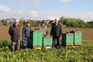 v.l.n.r.: Herr Paul-Heinz Backes, Frau Getze, Herr Alexander Wegner und Herr Hermann Diedrich an den in Kempen in der nähe der B 509 aufgestellten Bienenstöcken