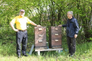 links: Herr Karl-Heinz Krause, rechts: Herr Raimund Gurzan vom Imkerverein Viersen an der Bachstraße in Viersen