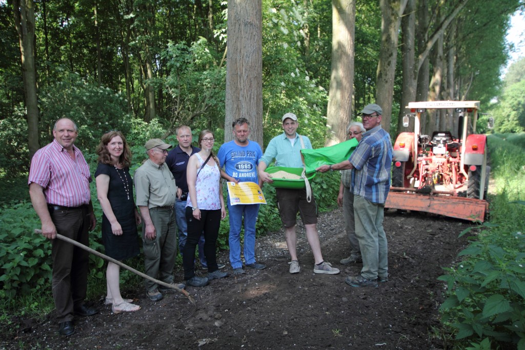 v.l.: Peter Joppen (Vorstandsvorsitzender des Wasser- und Bodenverbandes und Landwirt), Stephanie Cappel (Liegenschaften Stadt Willich), Klaus Fruhen (Jagdaufsicht), Hans Josef Windbergs, Bereichsleiter Technik Wasser- und Bodenverband), Alina Klein und Andreas Kublank (beide Stadt Willich), Matthias Wellen (Landwirtschaft), Heiner Wellen (Landwirtschaft), Georg Heyes (Jagdpächter und Landwirt)