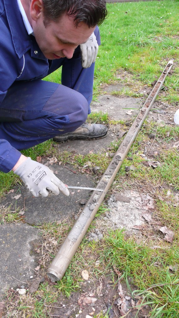 (c) Hydronik GmbH, Pascal van Elsbergen-Wardthuysen, Projektleiter Hydronik GmbH bei der Überprüfung der Bohrprobe