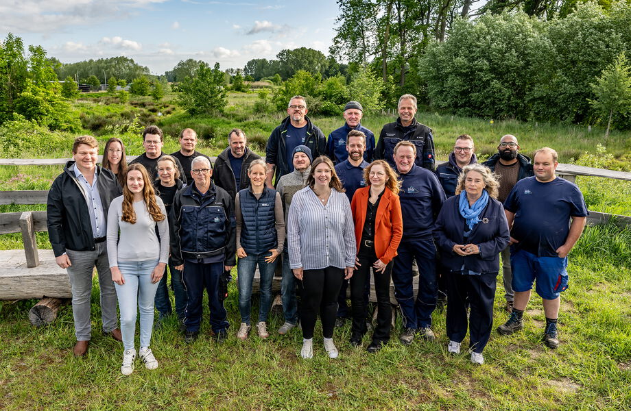 Team des Wasser- und Bodenverbands Mittlere Niers draußen im Grünen.