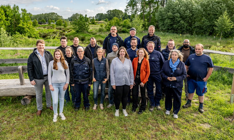 Team des Wasser- und Bodenverbands Mittlere Niers draußen im Grünen.