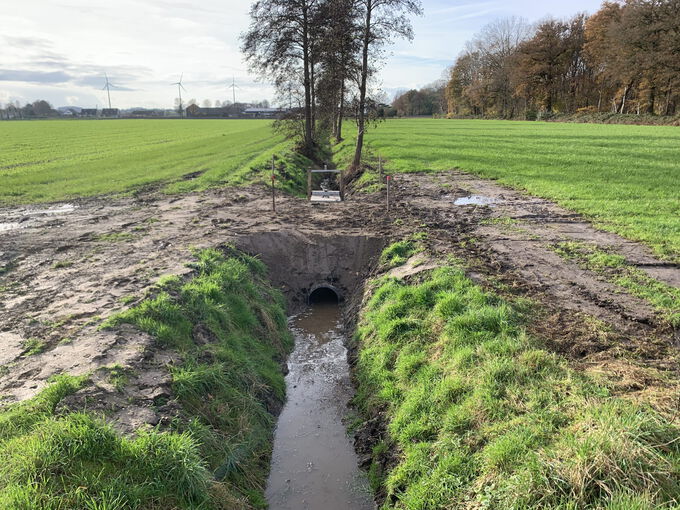 Steuerbares Kippwehr zur Regulierung des Wasserstands in einem Graben bei Grefrath.